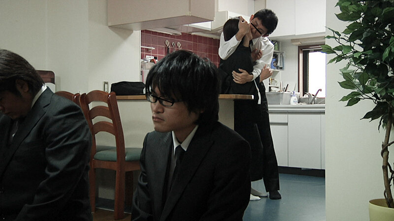 「【熟女】喪服未亡人が騎乗位とフェラで何度も絶頂！夫の遺影の前で乱れる背徳セックス」のサンプル画像12枚目