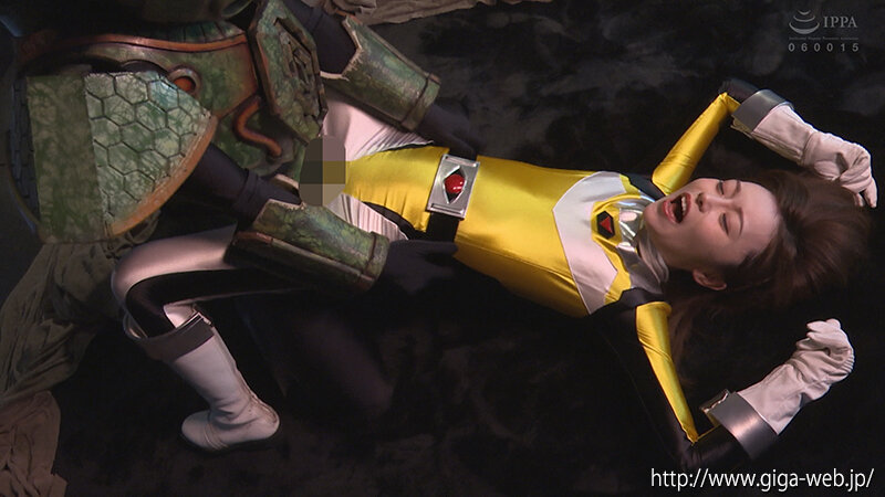 「秋元さちか主演｜女戦士ヒロインが敵に捕らわれ屈辱の危機！戦隊コスプレ作品」のサンプル画像5枚目