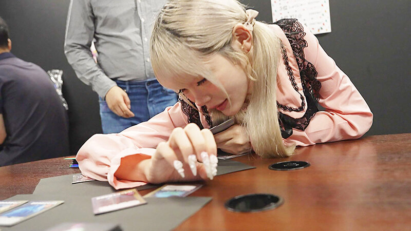 「美澄玲衣が3P・4Pで潮吹き中出し！オタサーの姫が辱めを受ける過激プレイ作品」のサンプル画像7枚目