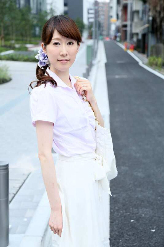 「【素人人妻】巨乳主婦が興奮してフェラ奉仕！モニタリング企画で20人の人妻が濃厚プレイ」のサンプル画像1枚目