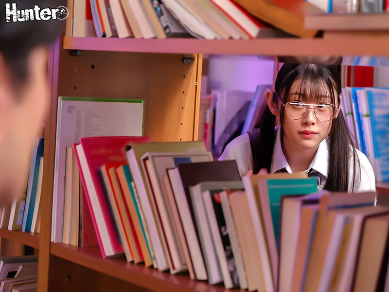 「文学女子と図書館で濃厚プレイ!手コキから騎乗位・バックで中出しまで堪能する職業色々動画」のサンプル画像4枚目