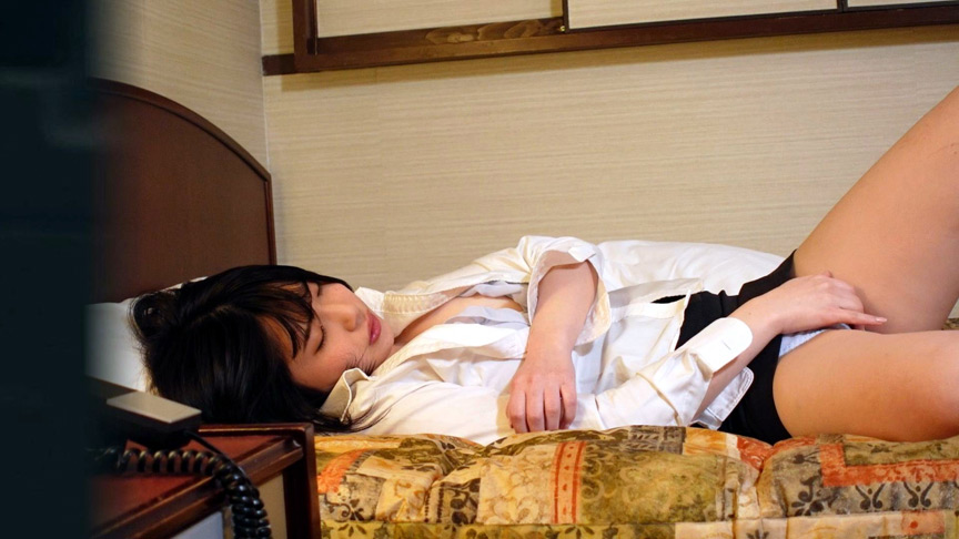 「【素人OL】ビジネスホテルで一人エッチする美女の自撮りオナニー映像が流出【盗撮風】」のサンプル画像7枚目