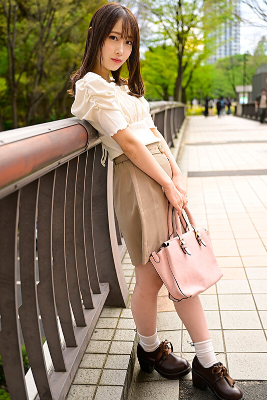 「【素人人妻】美乳痴女の若妻が騎乗位で中出しハメ撮り！あざとかわいい26歳の誘惑テクニック」のサンプル画像1枚目