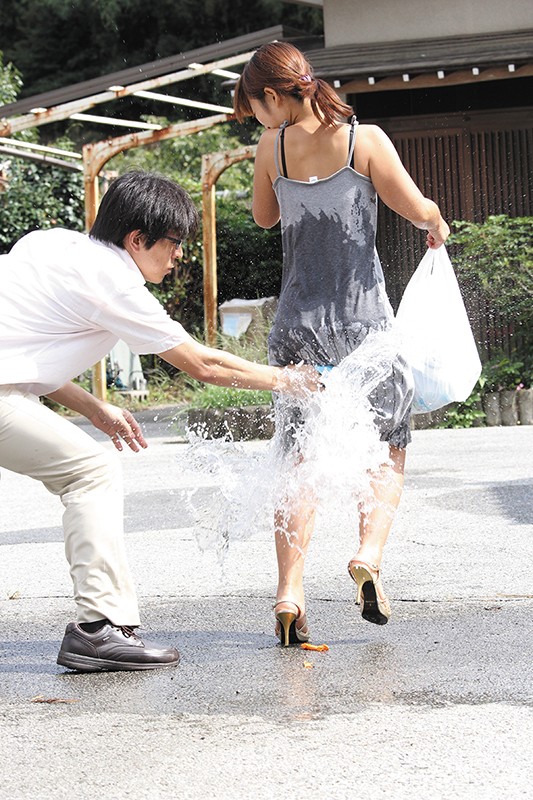 「【素人】突然のパンツずらし＆水かけイタズラ！野外露出プレイで羞恥体験【屋外撮影】」のサンプル画像9枚目