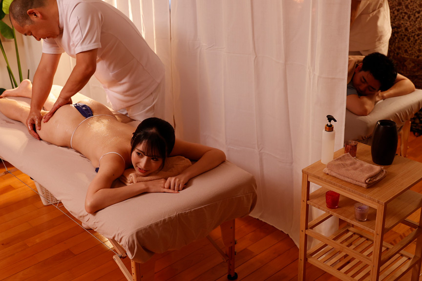 「小野坂ゆいか・鈴木真夕・月野かすみ｜熟女人妻がマッサージで感じる密室エステ体験」のサンプル画像1枚目