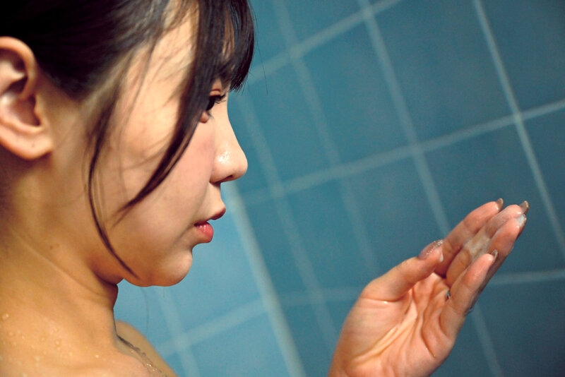 「吉澤友貴が魅せる人妻の不倫ドラマ|巨乳妻が中出しで堕ちる禁断の関係」のサンプル画像1枚目