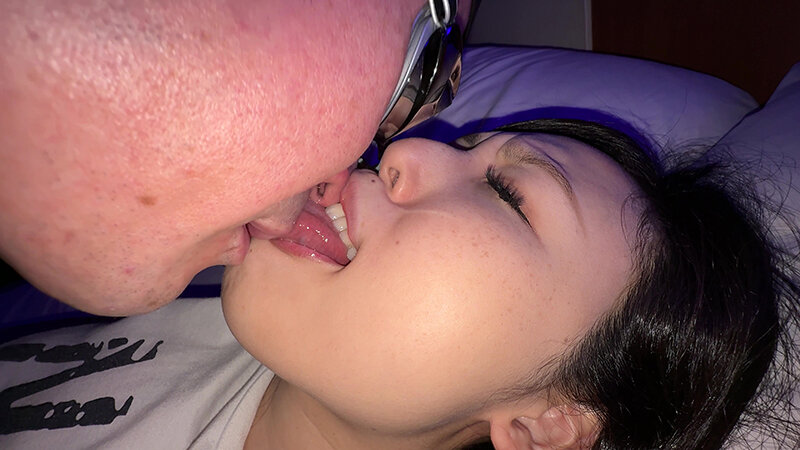 「【横山夏希】美人お姉さんをナンパ!素人風の濃厚キス個人撮影が話題」のサンプル画像17枚目