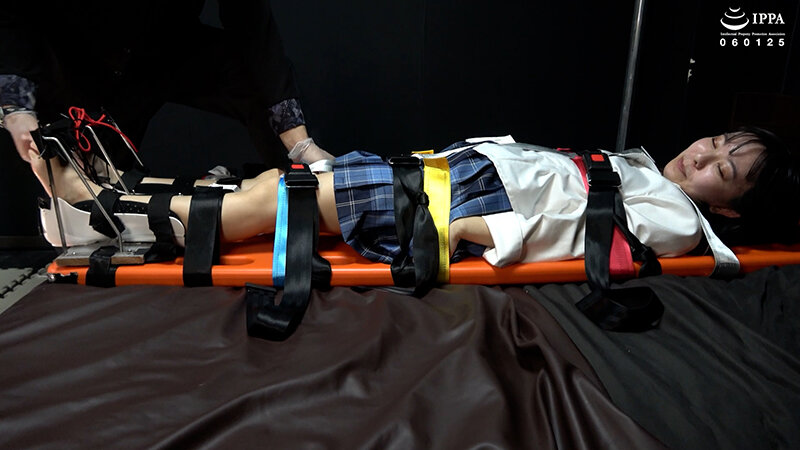 「【加護まり】制服美少女の足裏くすぐり拘束プレイ！敏感な反応がたまらない【フェチ動画】」のサンプル画像9枚目