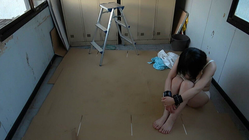 「【素人】巨乳美女が倉庫で羞恥プレイ!イラマチオから中出しまで快楽に溺れる衝撃映像」のサンプル画像14枚目