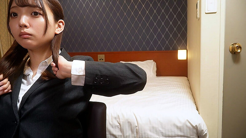 「【素人OL】出張先ビジネスホテルで女子社員の自慰行為を盗撮・のぞき【制服姿の秘密オナニー】」のサンプル画像9枚目