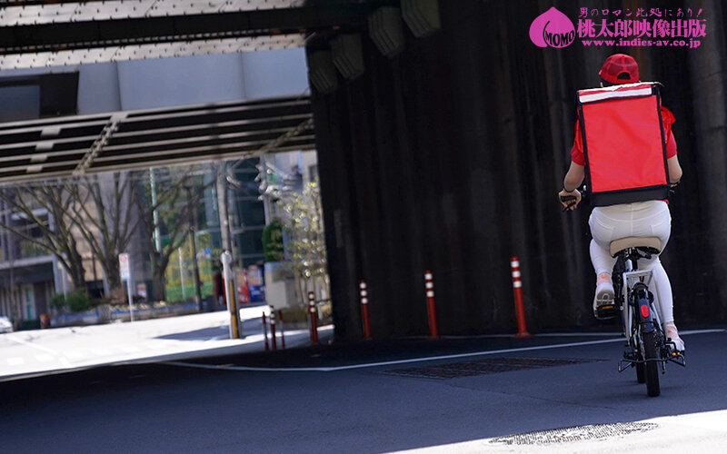 「【小梅えな】爆乳Kカップ人妻が魅せる濃厚パイズリ＆中出し！敏感巨乳奥様の秘密アルバイト」のサンプル画像1枚目