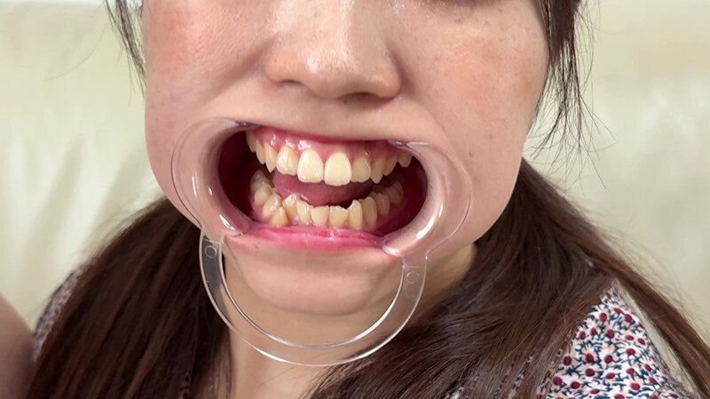 「【水月みお】素人お姉さんをナンパ！初めての喉奥体験と舌・八重歯観察の個人撮影動画」のサンプル画像17枚目