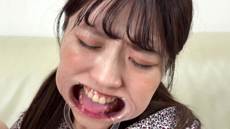 「【水月みお】素人お姉さんをナンパ！初めての喉奥体験と舌・八重歯観察の個人撮影動画」のサンプル画像20枚目