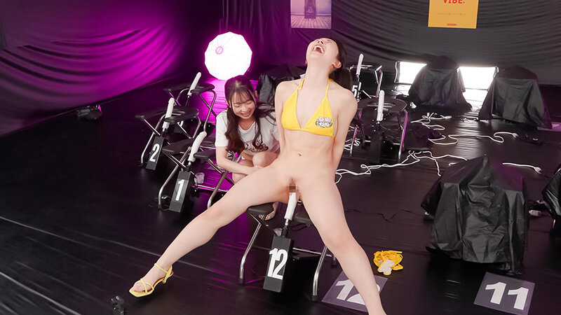 「望月つぼみ・皆月ひかる出演！電マ＆バイブで潮吹きアクメ連発の羞恥イスゲーム完全版」のサンプル画像2枚目