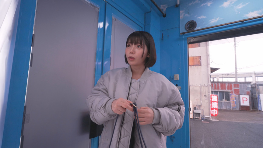「水泳部女子体育大生限定！競泳水着と美肌の隙間でチン★コキさせてもらえませんか？デカチンでオマ○コの際ギリギリを刺激され、いつの間にか火照った身体は、自分から生挿入までおねだりしてしまうのか？撮って出し！マジックミラー号～ななこ編～」のサムネイル