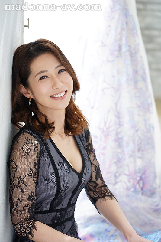 「長嶋沙央梨 34歳人妻デビュー作！スレンダー熟女が魅せる情熱的な初撮りセックス」のサンプル画像1枚目