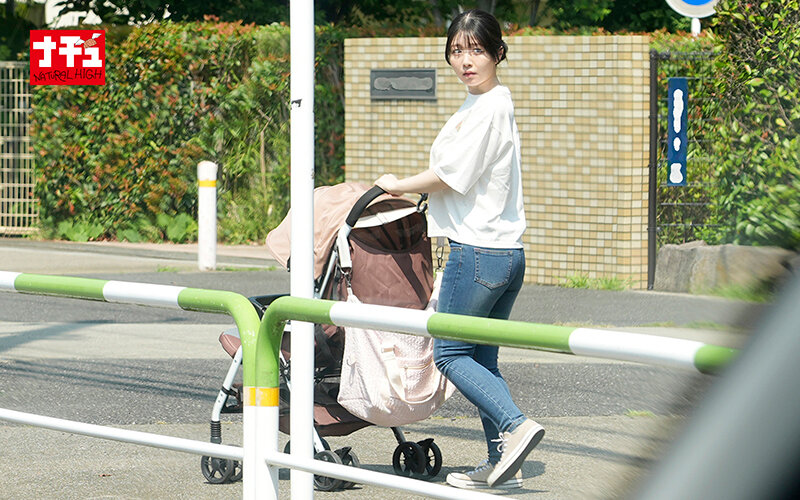 「【素人人妻】色白Gカップ巨乳の美人妻が潮吹き絶頂！激しい中出しで乱れる局部アップ映像」のサンプル画像2枚目