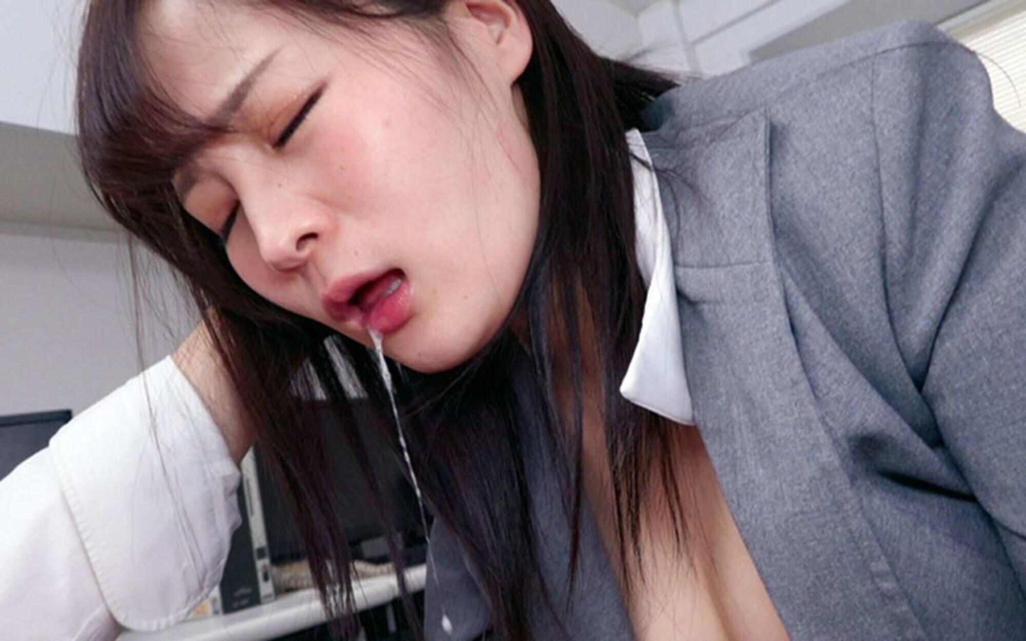 「「助けてなんて言えない･･････強気な私が･･･」机に突き倒され、逃げ場のないオフィスでデカ尻を貫くピストンに何度も絶頂させられ、絶望の果てに連続中出し 壊れていく居場所 相沢澪」のサムネイル