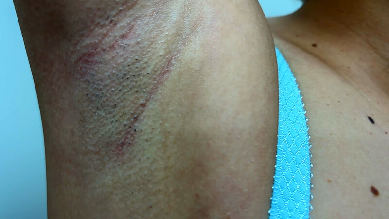 「【素人ナンパ】美容部員お姉さんがM男のお願いに応じてワキ舐め許可する衝撃映像」のサンプル画像13枚目