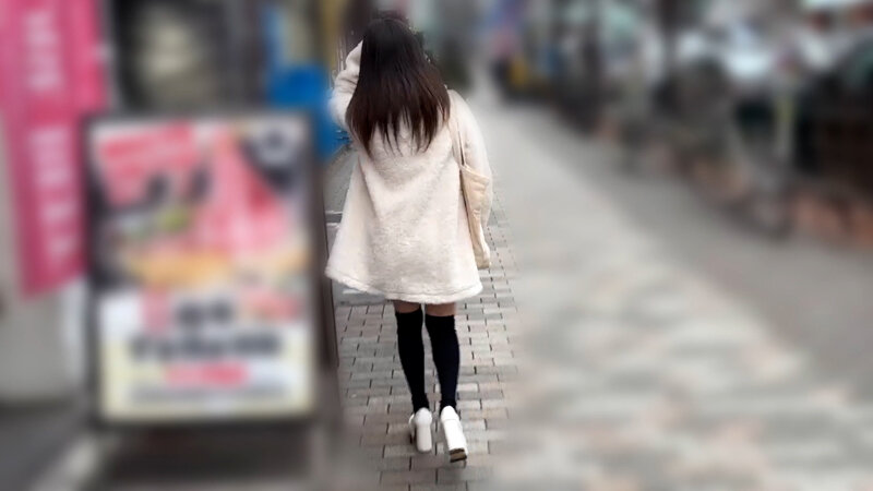 「【素人ナンパ】お姉さん系アパレル店員ももなちゃんをくすぐり体験!街角声かけ企画」のサンプル画像2枚目