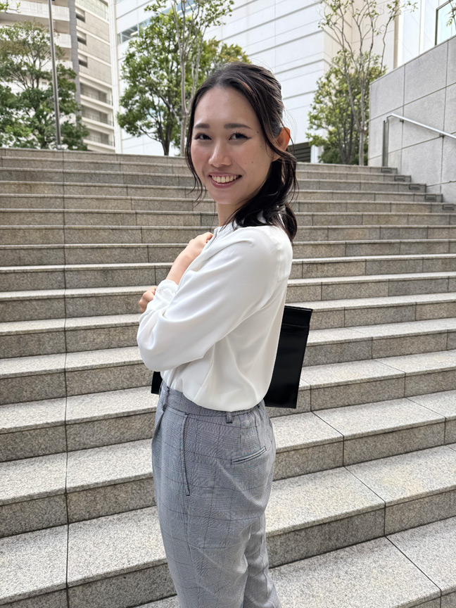 「【熟女】同僚を口説いて関係を持つ素人OLの職場不倫ドキュメント【オフィスラブ】」のサンプル画像1枚目