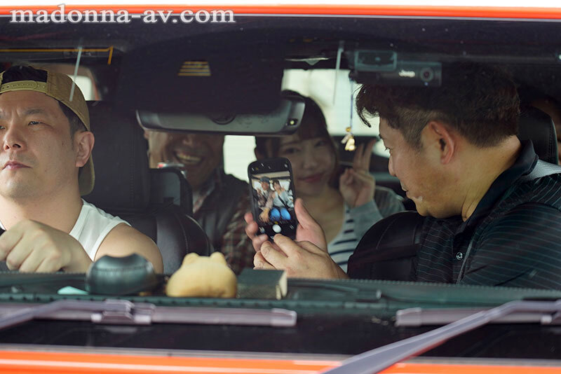 「さつき芽衣が魅せる人妻NTR×中出し！美乳熟女がキャンプで寝取られる衝撃映像」のサンプル画像1枚目