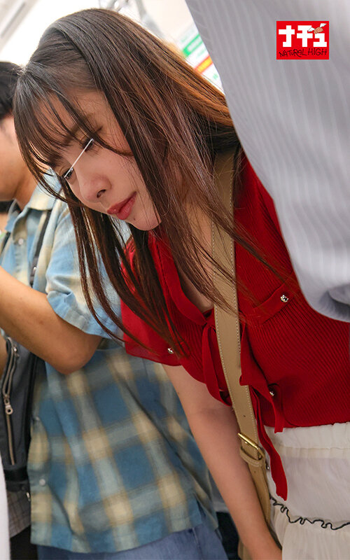 「【美少女】敏感小柄娘が彼氏の横で声我慢しながら潮吹き顔射される羞恥プレイ動画」のサンプル画像3枚目