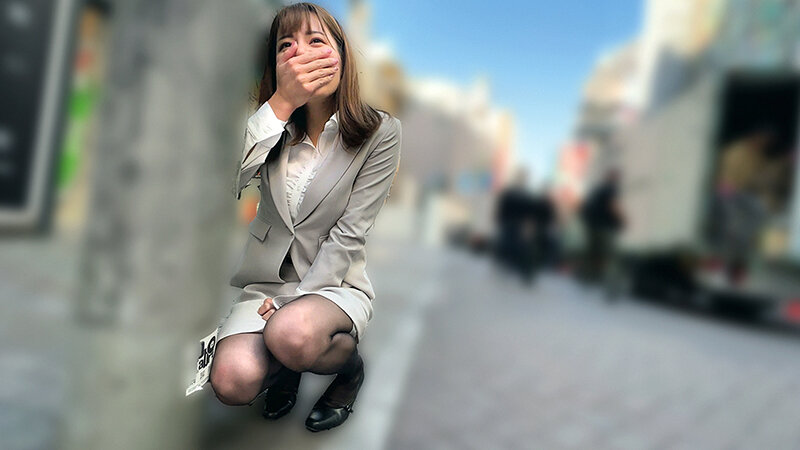 「【羞恥】美乳OLがビジネススーツ姿で野外露出！リモコンバイブお散歩で絶頂する28歳美女」のサンプル画像2枚目