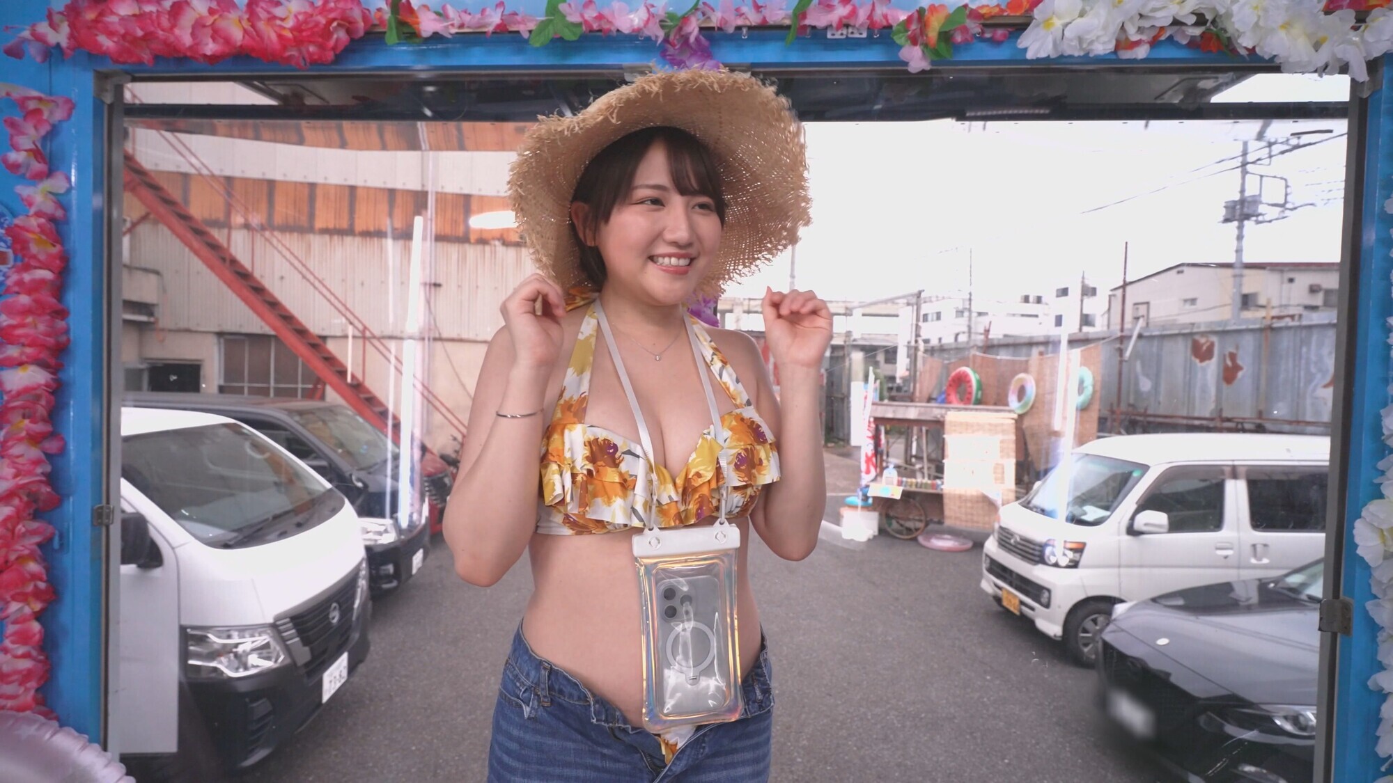 「プリ尻ビキニギャルが汗だくアナルを嗅がれ舐められ大赤面！肛門クンニの虜になって尻穴＊ひくひく生ハメ中出しSEXしちゃった発情サマービッチちゃん 撮って出し！マジックミラー号～あず編～」のサムネイル