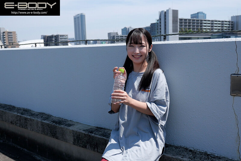 「星乃夏月 Gカップ巨乳美少女が3P・4Pに挑戦！パイズリも披露する18歳デビュー作」のサンプル画像10枚目