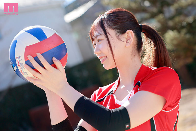 「綾瀬こころ 神乳Gカップ美少女が3P・4Pで巨乳パイズリ披露！18歳女子大生AVデビュー作」のサンプル画像9枚目