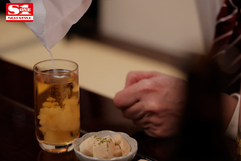 「安達夕莉のGカップ巨乳パイズリで絶頂アクメ連発!NTR濃厚キス性交で何度もイカされる新入社員」のサンプル画像2枚目