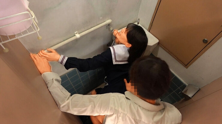 「美少女JKのトイレ盗撮映像!制服女子校生の禁断中出しSEXを隠し撮り」のサンプル画像16枚目