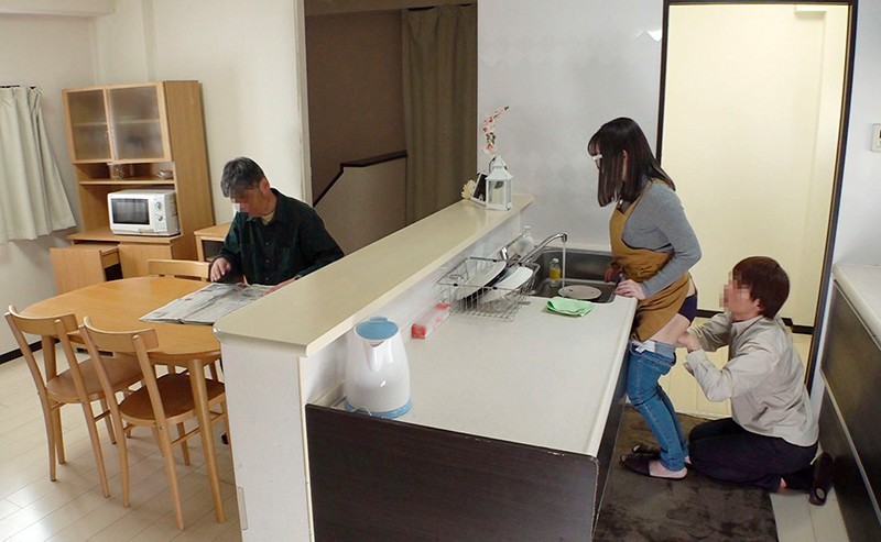 「【素人巨乳人妻】義母と息子の禁断関係！童貞筆おろし中出しで始まる秘密の近親相姦ドキュメント」のサンプル画像5枚目