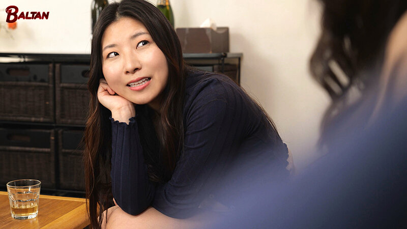 「田所百合・綾瀬なつが魅せる熟女痴女ママ友スワッピング！3P乱交フェラで旦那交換パーティ」のサンプル画像1枚目