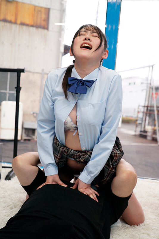 「【美少女JK】初めての顔面騎乗で羞恥の潮吹き体験！スリムな女子校生が恥じらいながら絶頂」のサンプル画像4枚目