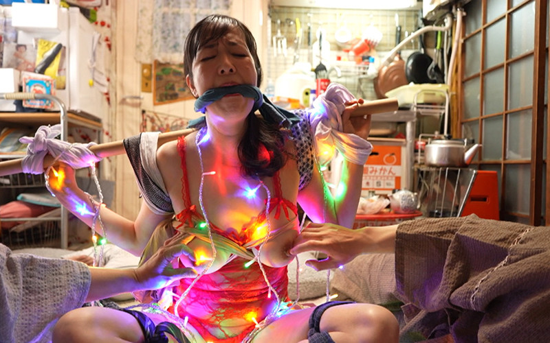 「【熟女】【緊縛中出し】色白ぽっちゃり人妻が近所の男たちに奉仕する背徳プレイ」のサンプル画像1枚目